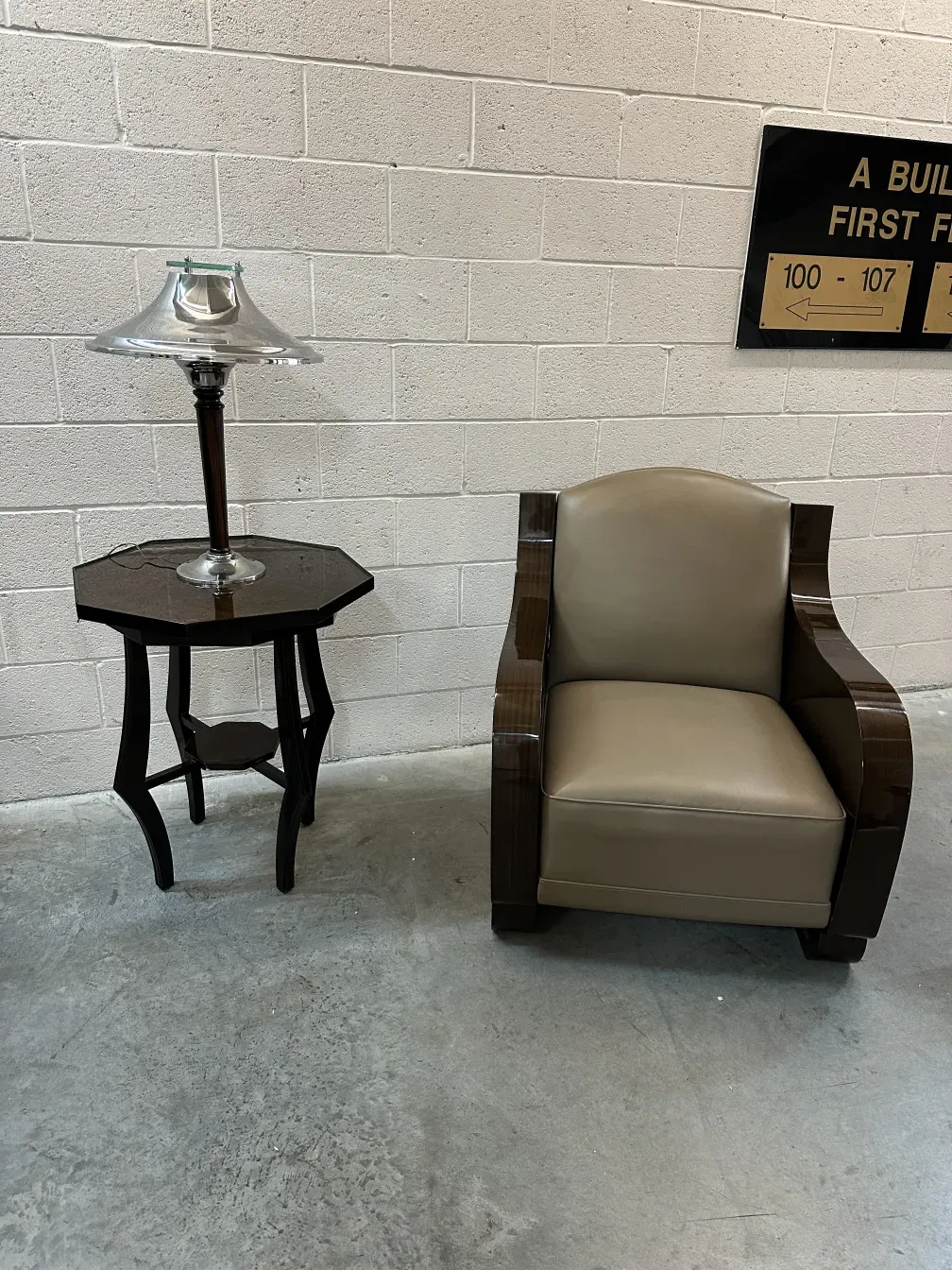 Immagine di 2 poltrone antiche con design elegante in un ambiente moderno