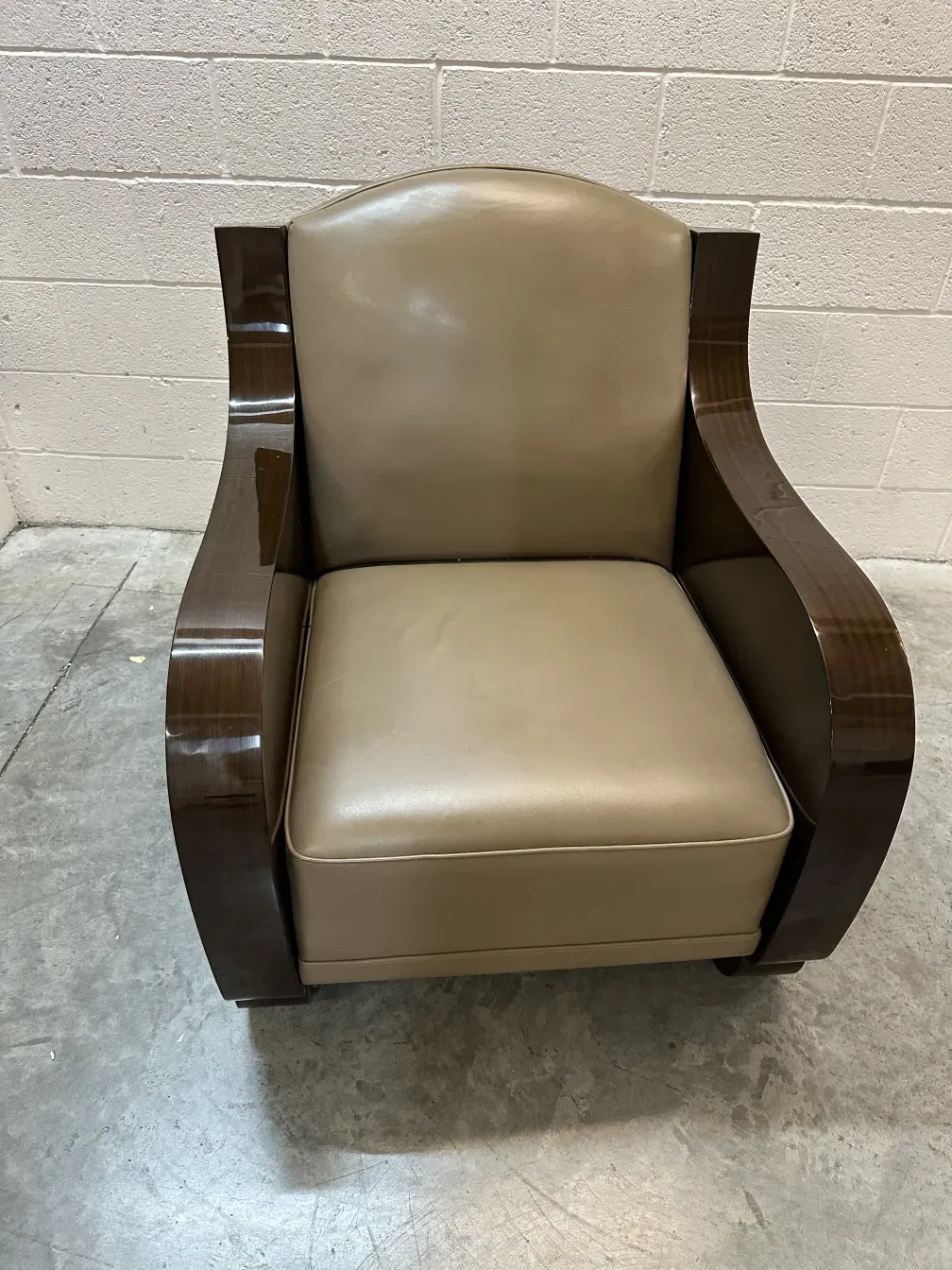 Una coppia di poltrone antiche con curve eleganti in un ambiente neutro