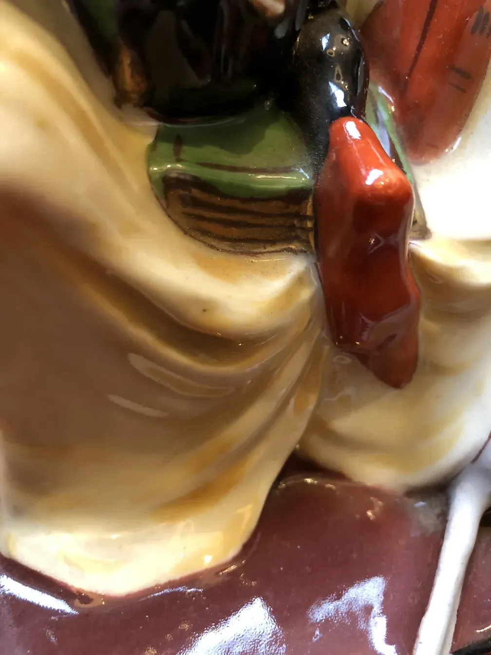 सजावटी मिट्टी के बर्तन के लिए पुस्तक खड़े रंगीन और कलात्मक रूप में