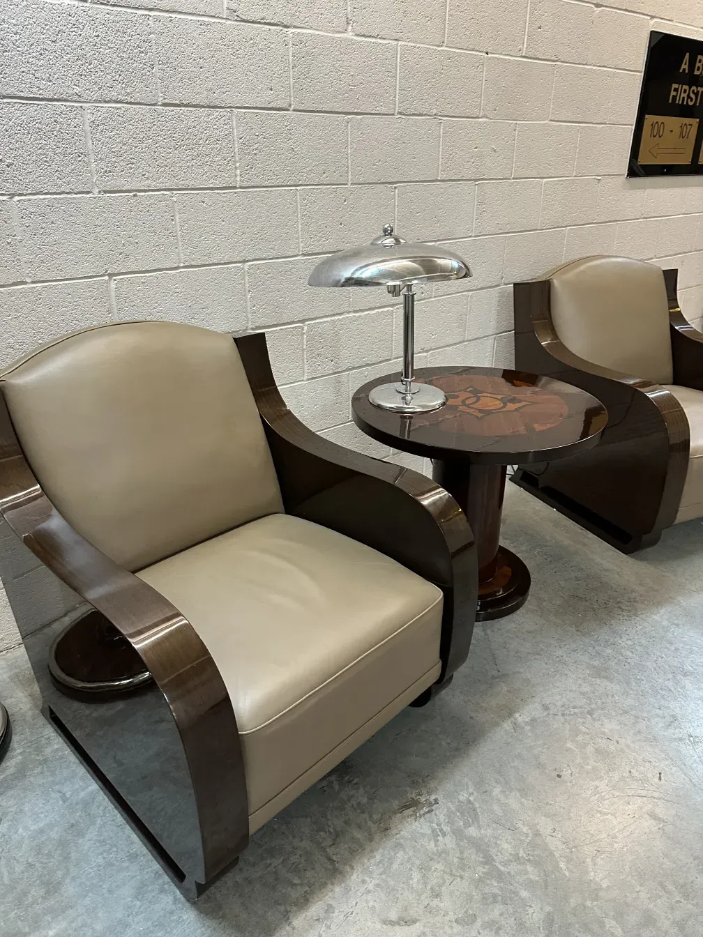 Due poltrone antiche con design elegante e sofisticato in un ambiente rilassante