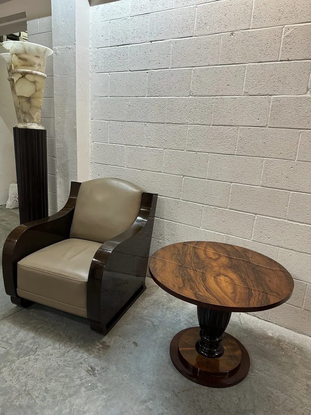 Dos sillones antigüedades con forma elegante y ambiente moderno.