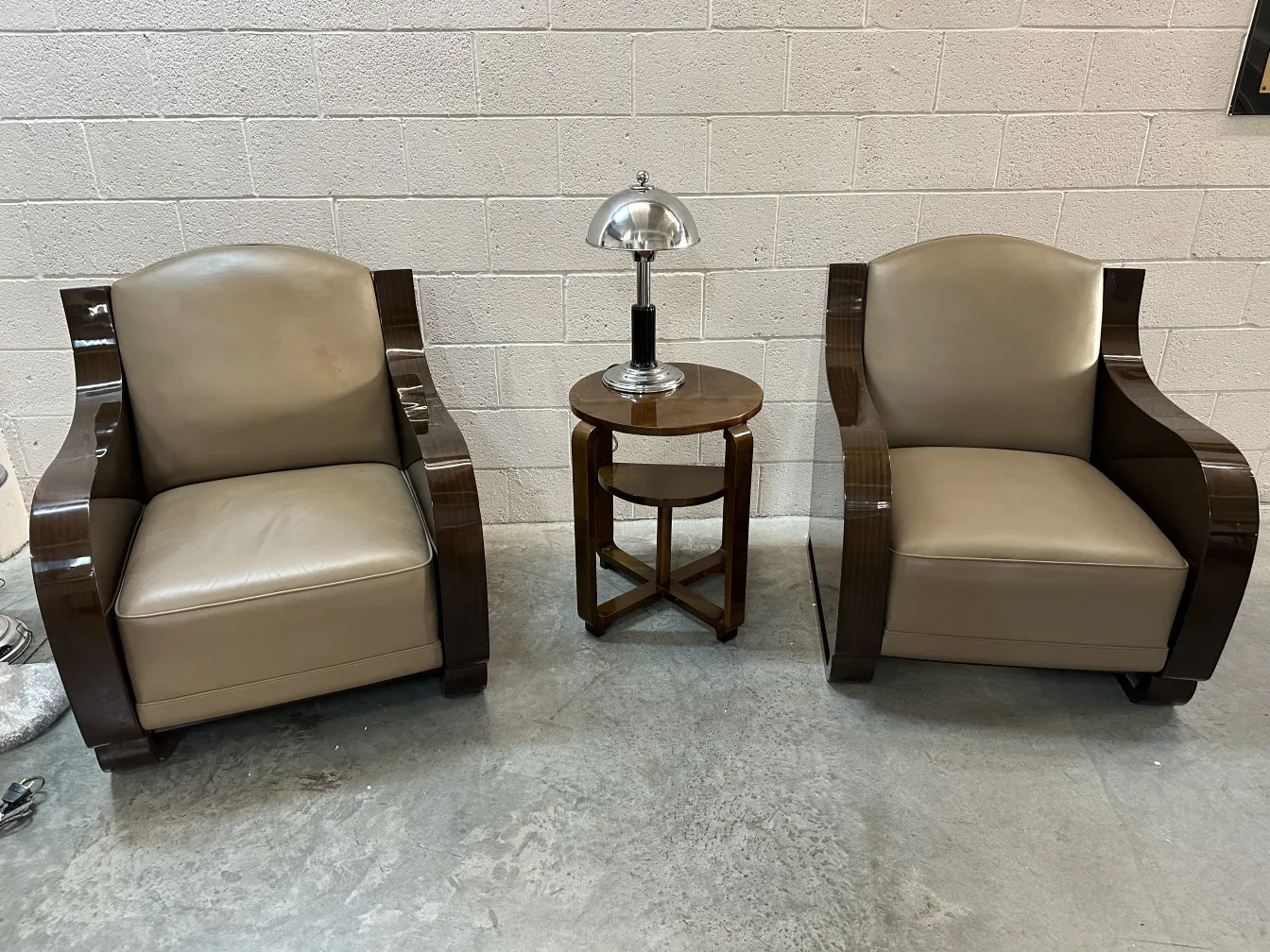 Deux fauteuils anciens au design simple et confortable dans un cadre neutre