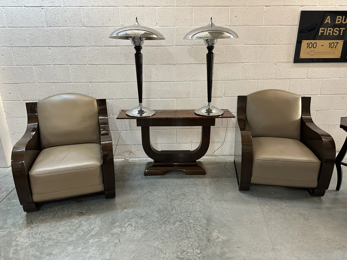 due poltrone antiche con lampade da tavolo moderne