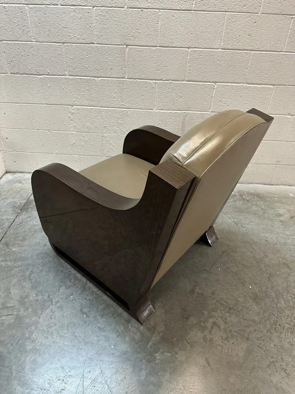 Vista di due poltrone antiche con un design attraente