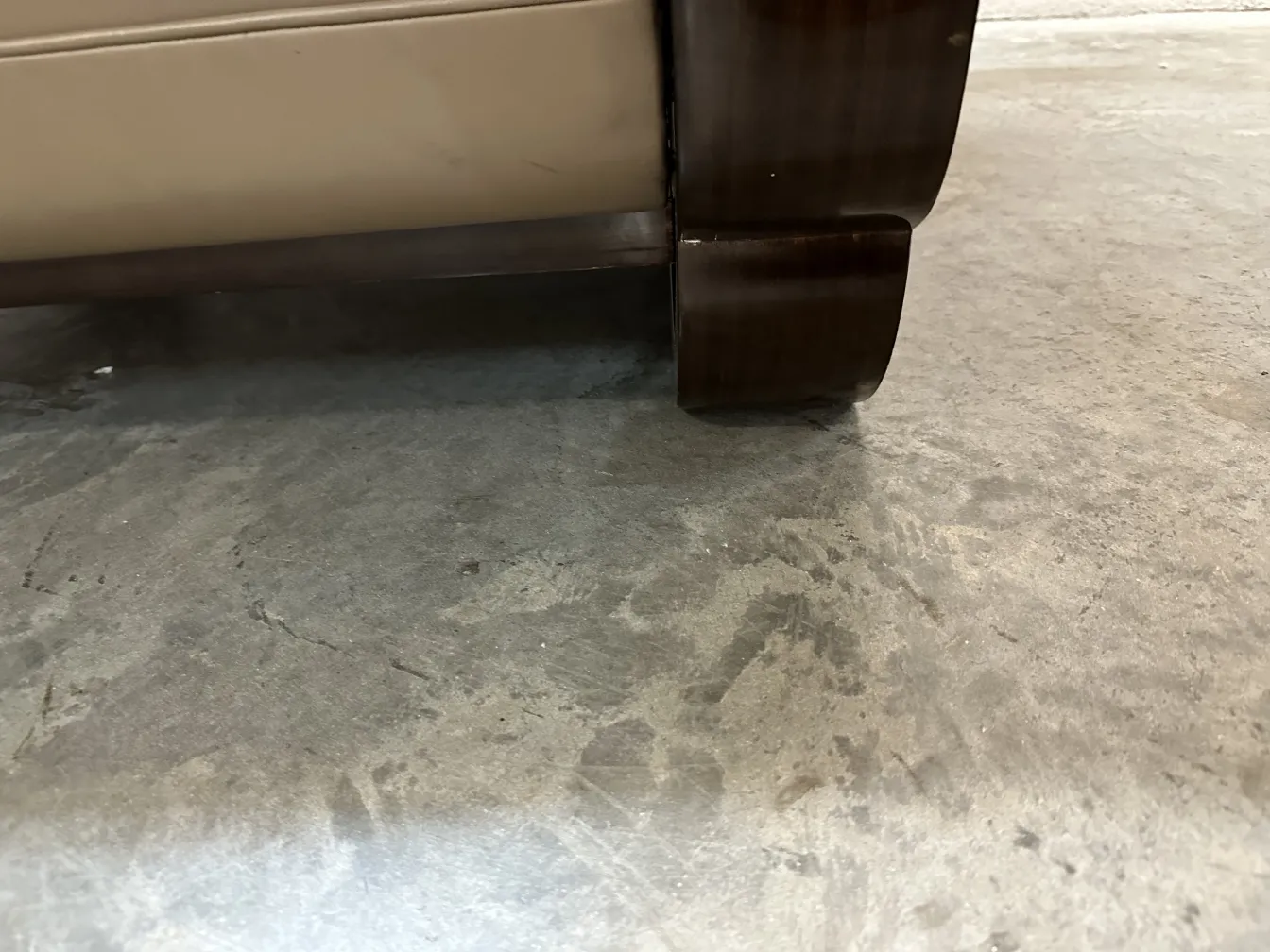 Vue de la base de 2 fauteuils anciens, décorative.