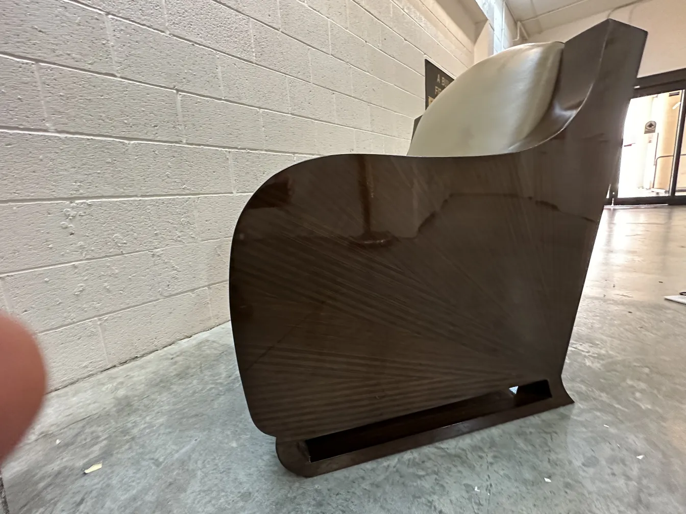 Deux fauteuils anciens avec un design unique dans un cadre chaleureux.