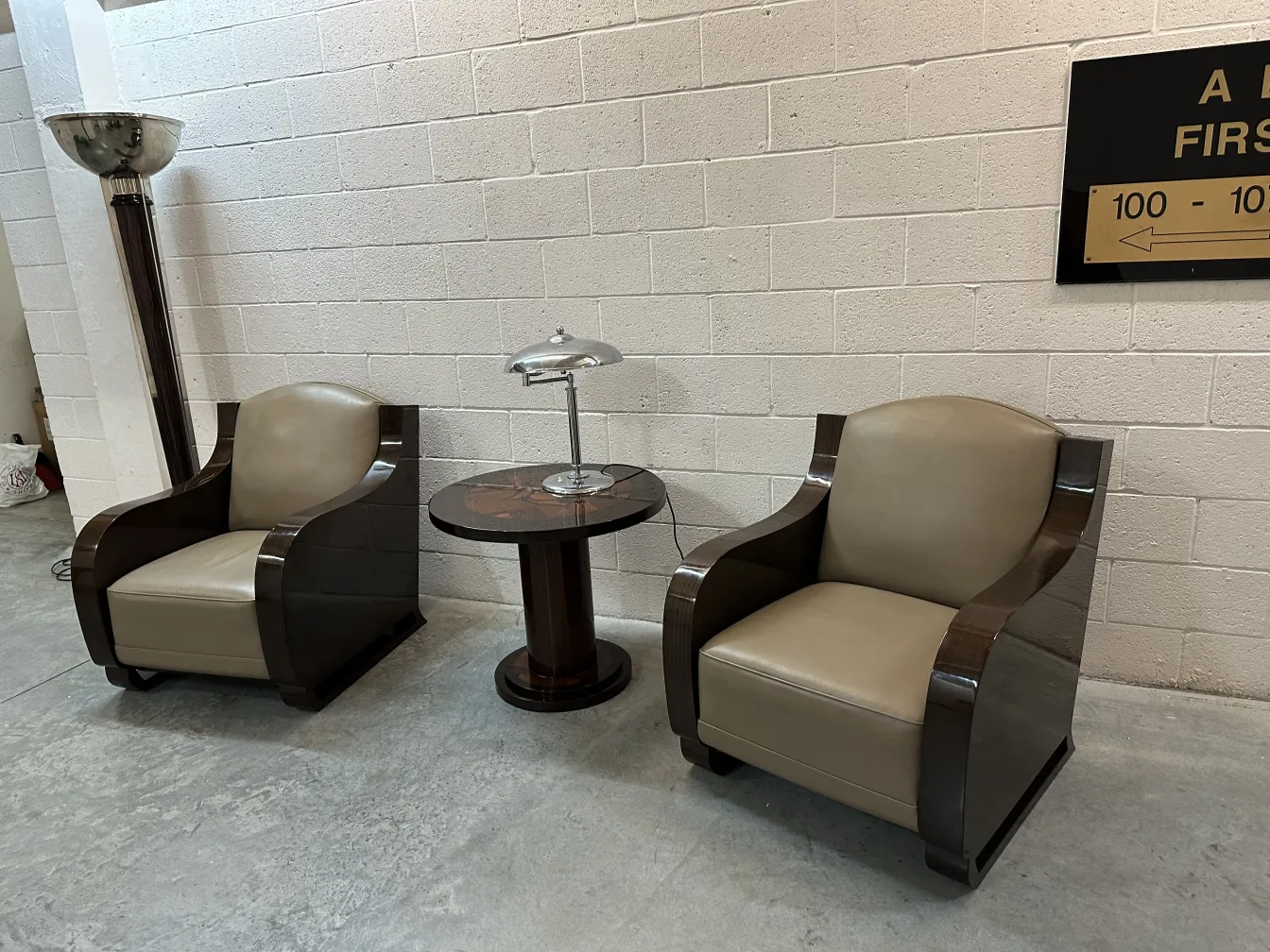 Deux fauteuils anciens dans un cadre chaleureux.