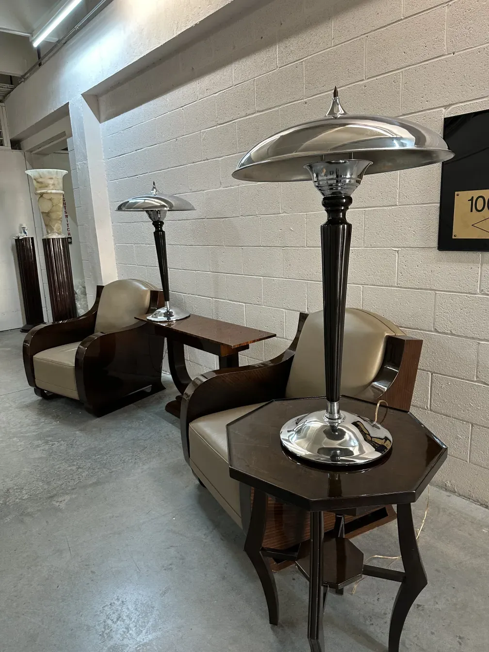 dos sillones antiguos con mesa, diseño clásico, ambiente acogedor