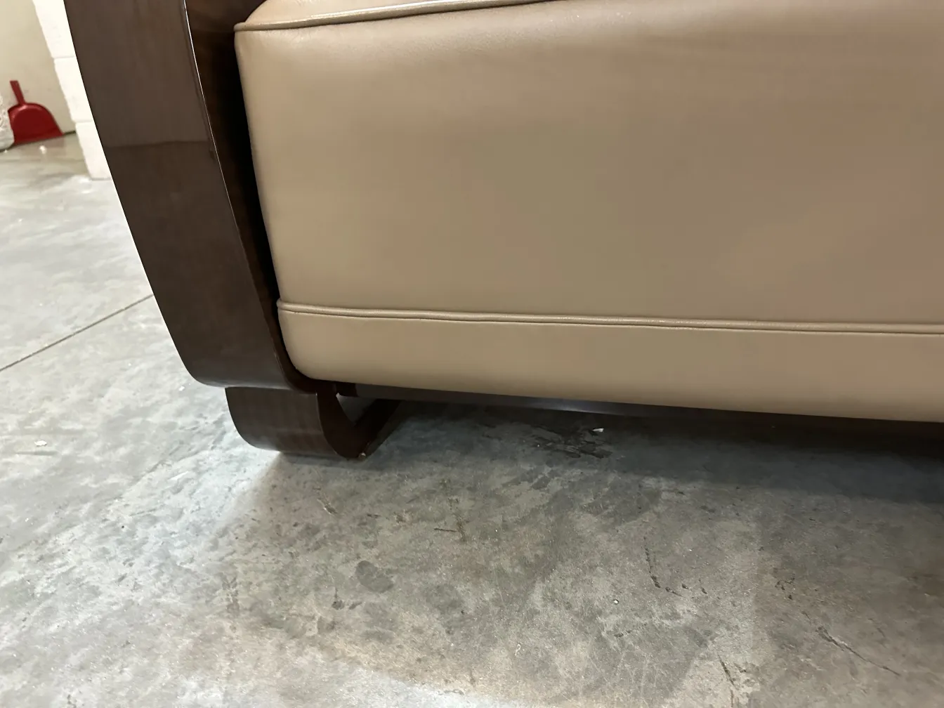 Detalle de un antiguo sillón en un ambiente clásico, colores neutros.