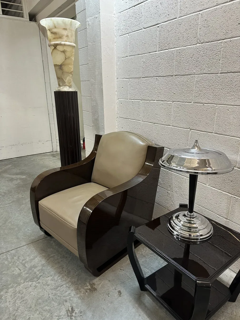 2 sillones en forma elegante con mesita y decoración