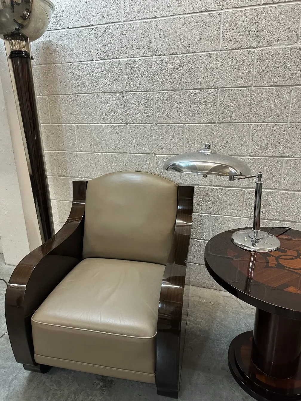 Due poltrone antiche con design elegante e morbido