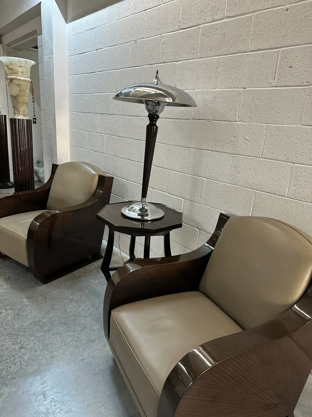 2 poltronas antiquadas com design elegante e moderna, com lâmpada