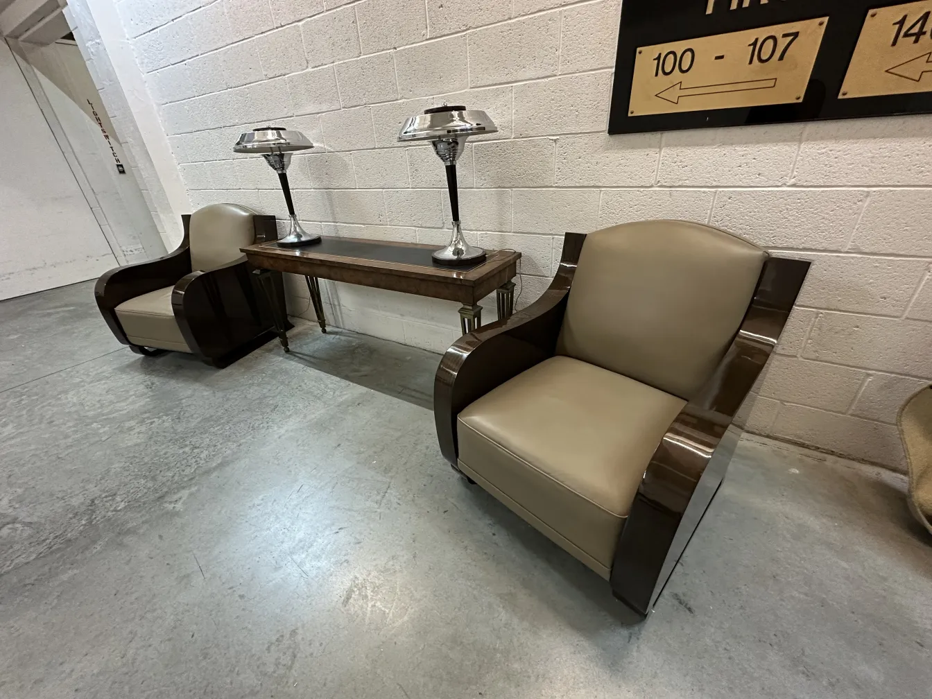 2 fauteuils anciens dans un cadre moderne avec des lampes