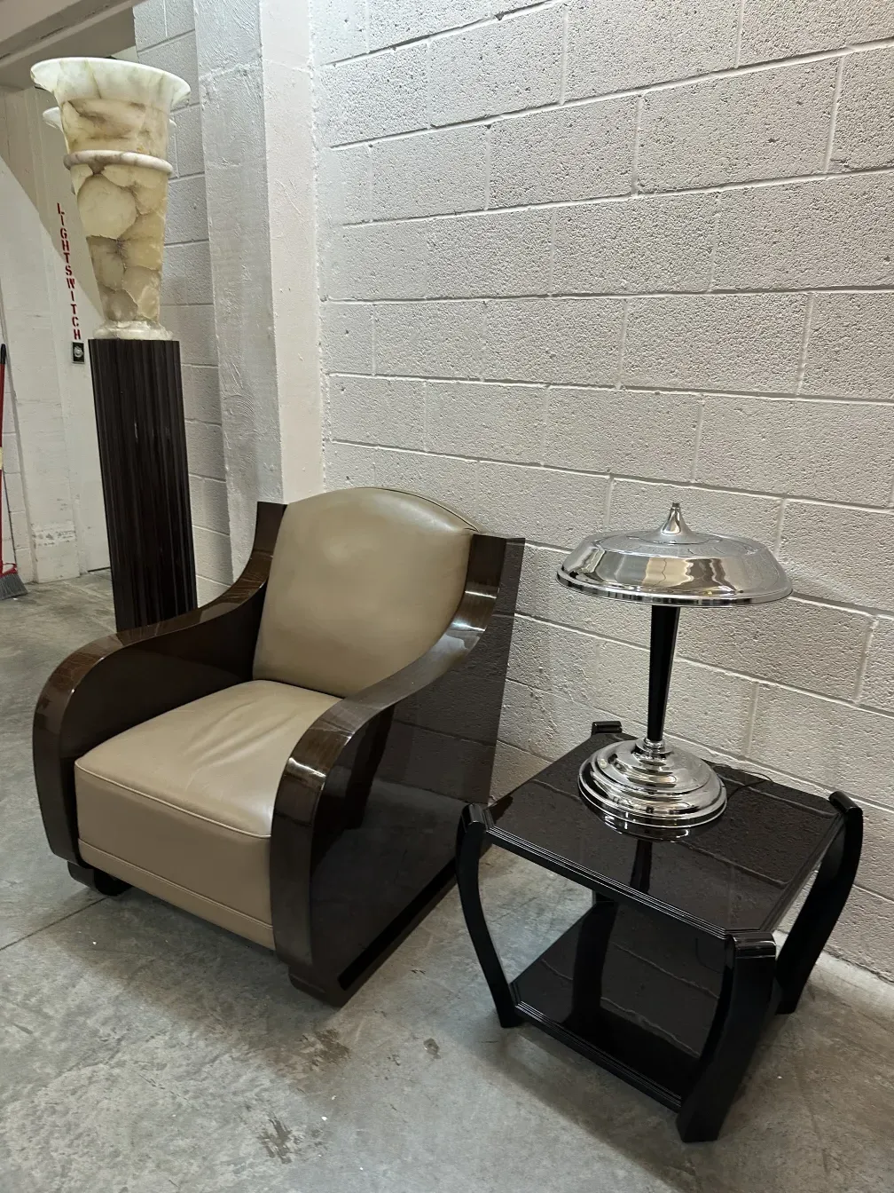 Duas poltronas antigas com detalhes elegantes em um ambiente moderno.