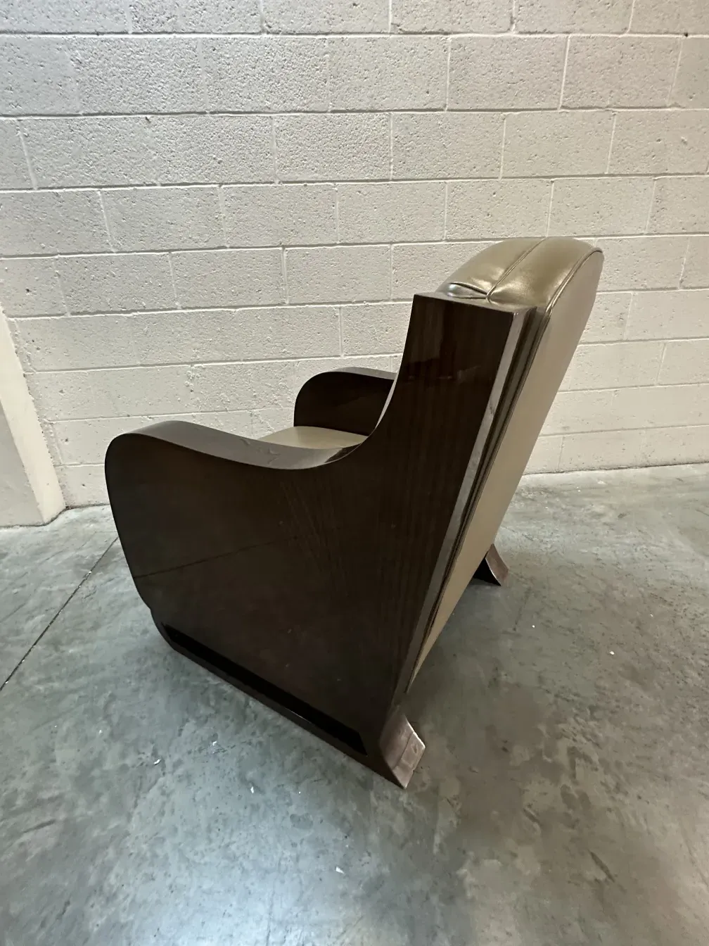 Vue latérale de 2 fauteuils anciens au design unique, dans un environnement neutre.