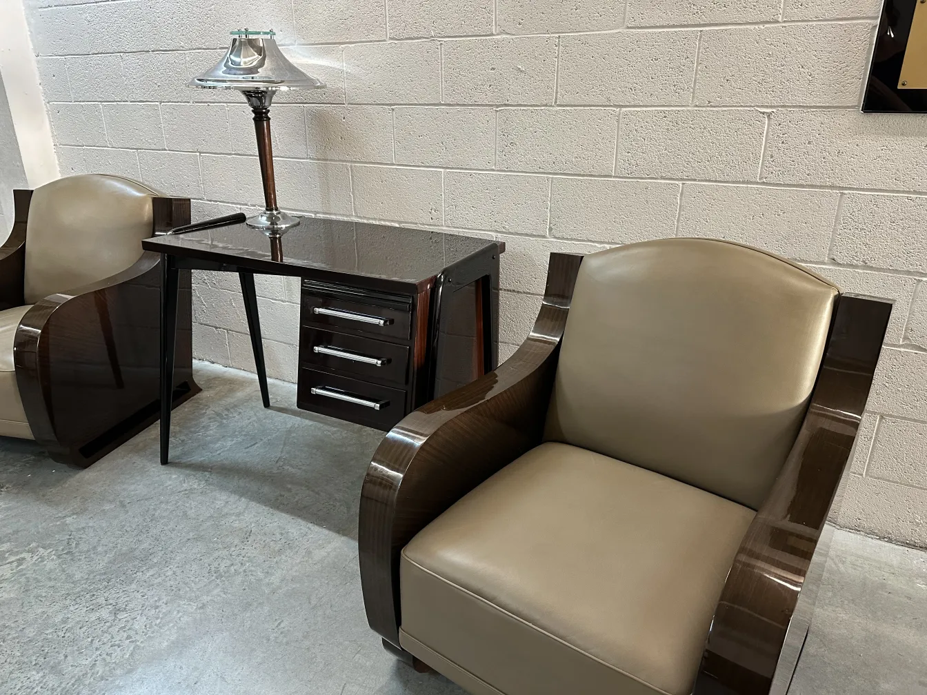 dos sillones antiguos en un ambiente de oficina con mesa.