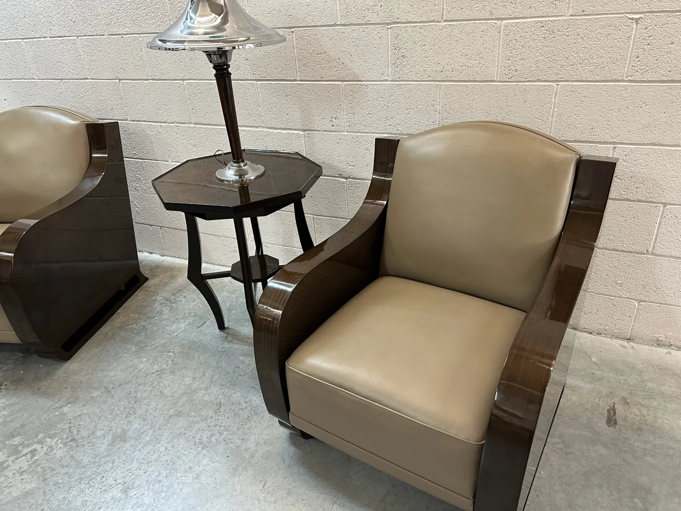 Due poltrone antiche con design elegante, in un ambiente piacevole accanto a una lampada