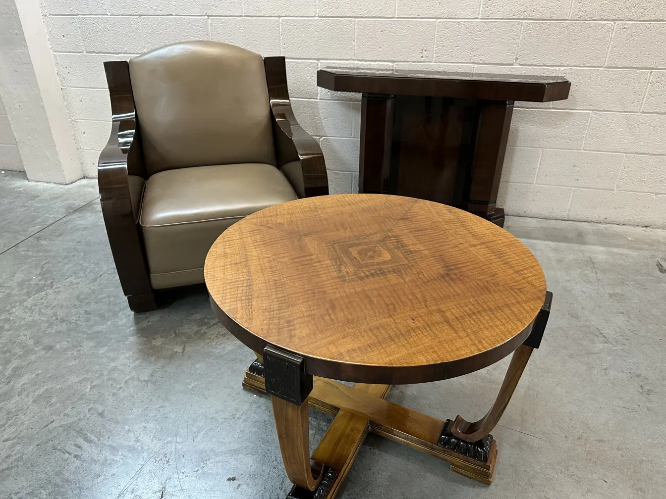 Poltronas antigas com design elegante em ambiente clássico