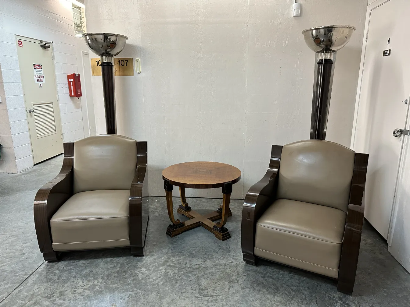 due poltrone antiche con design comodo, in un ambiente semplice