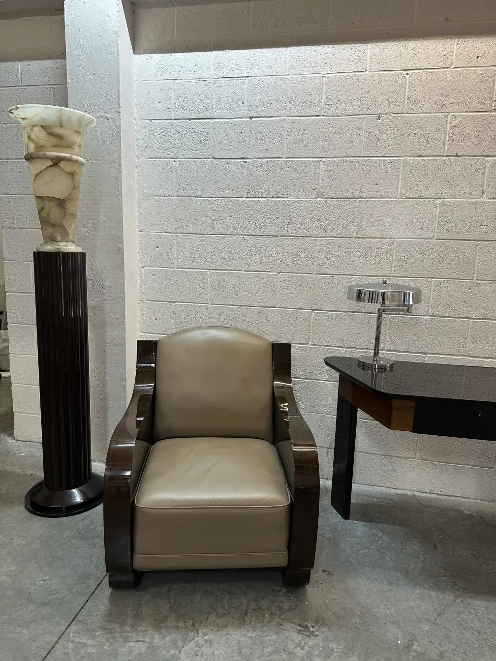 Dos sillones antiguos de diseño elegante en el fondo claro