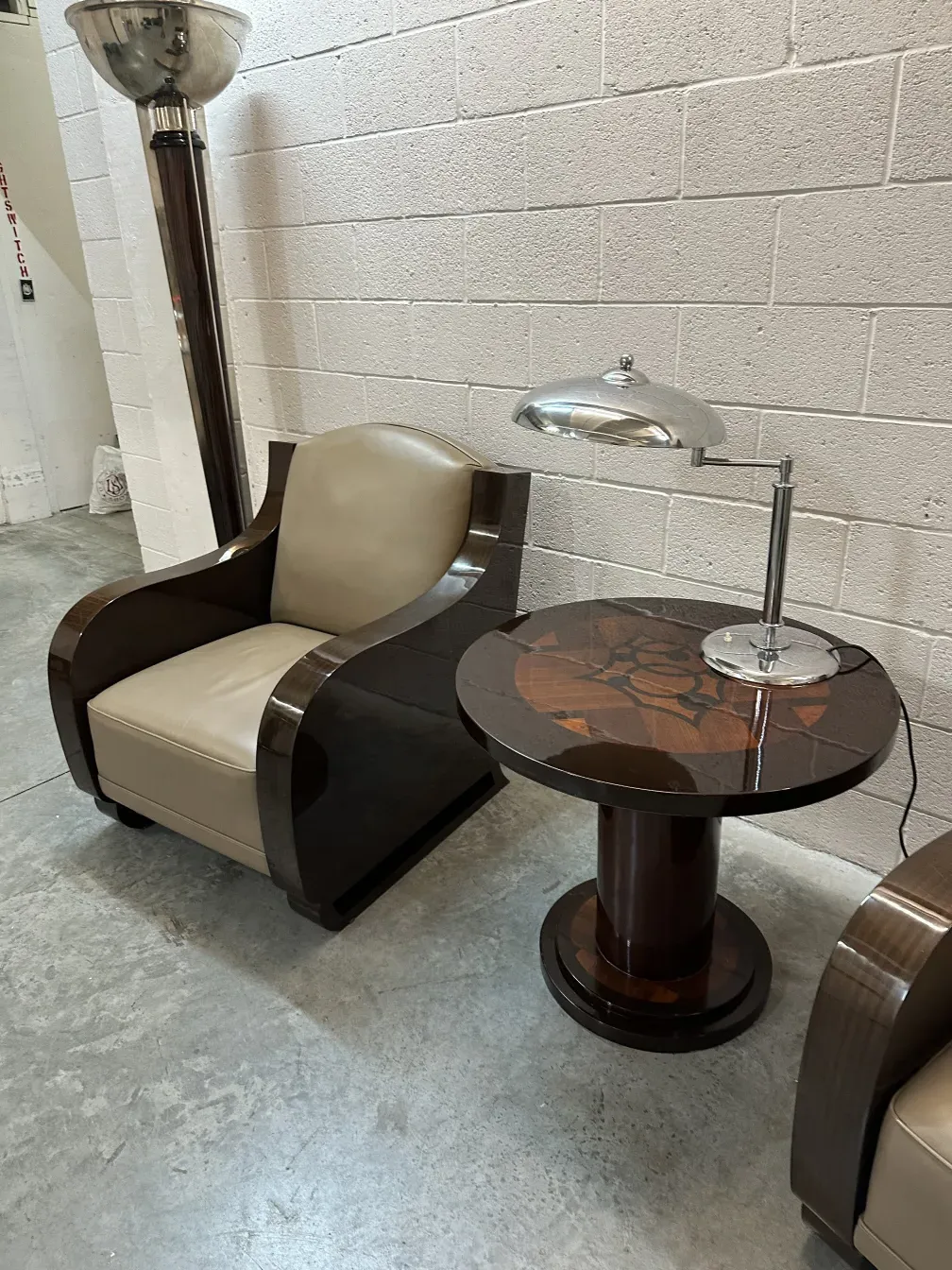 Deux fauteuils anciens au design élégant pour la décoration