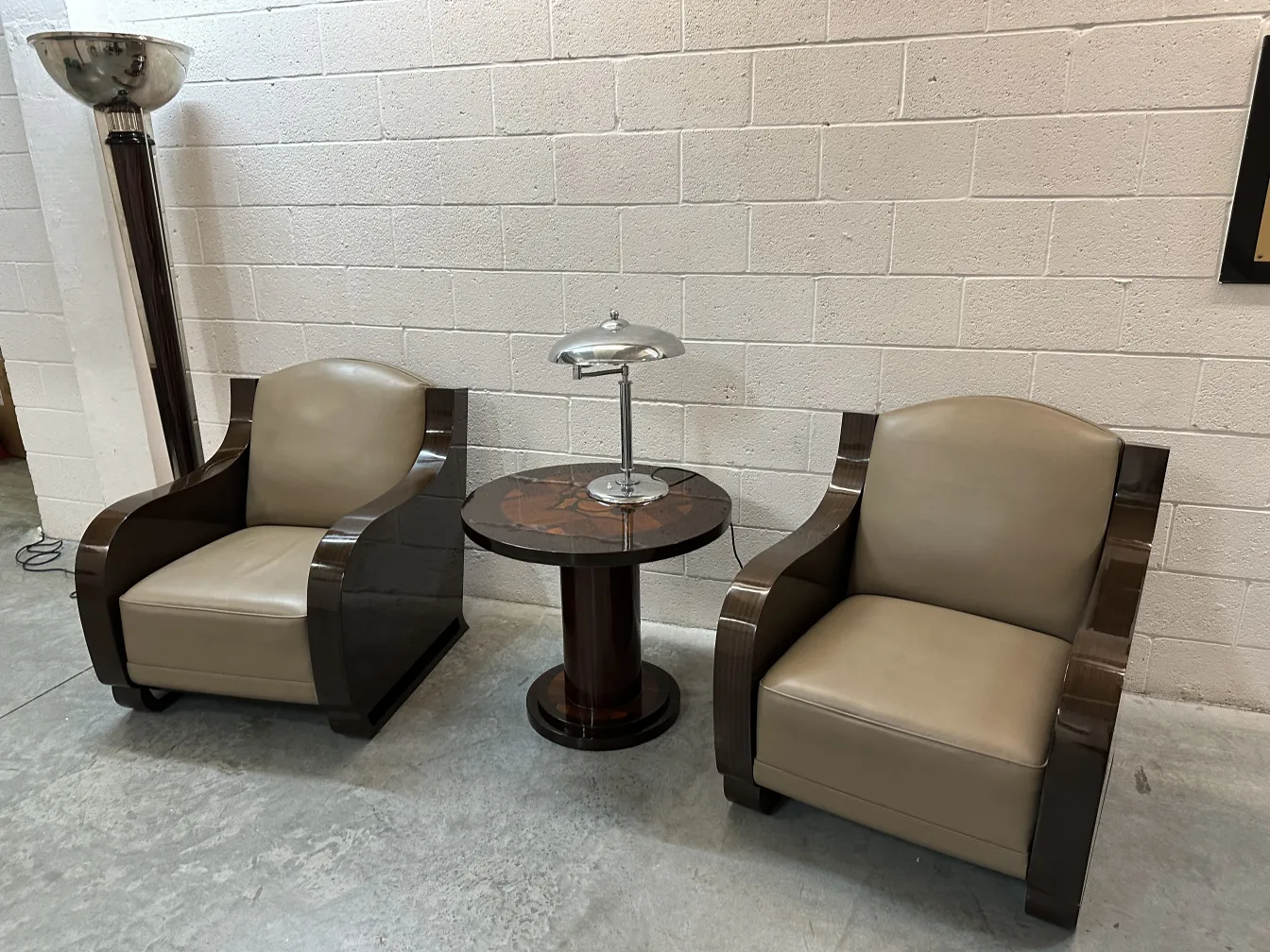 2 poltronas antigas em um ambiente aconchegante com lâmpada e mesa.