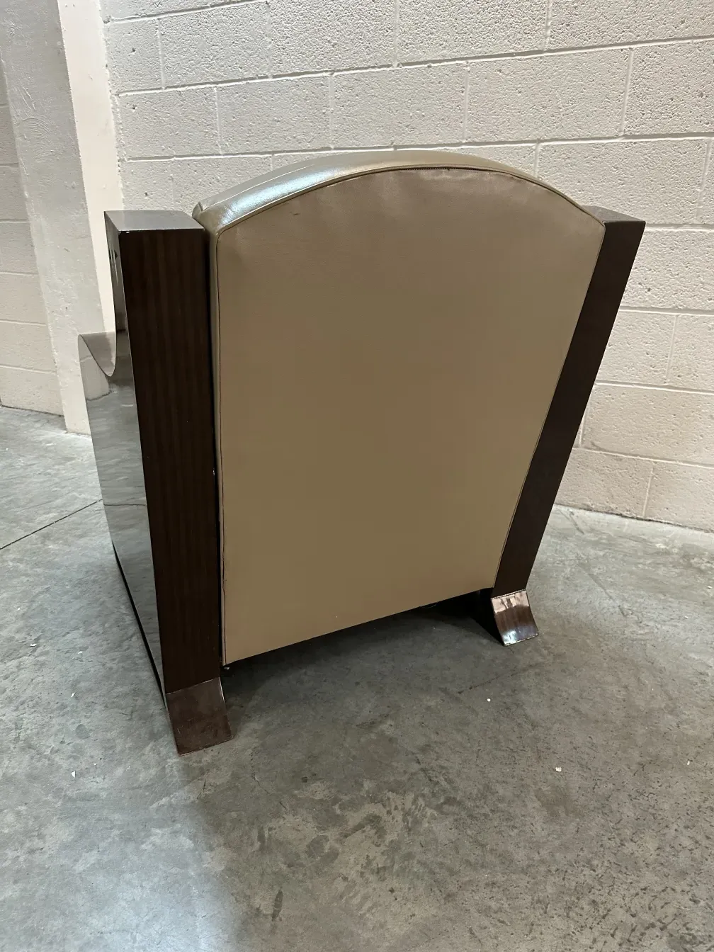 Deux fauteuils anciens présentant un design attrayant et élégant, dans un environnement neutre