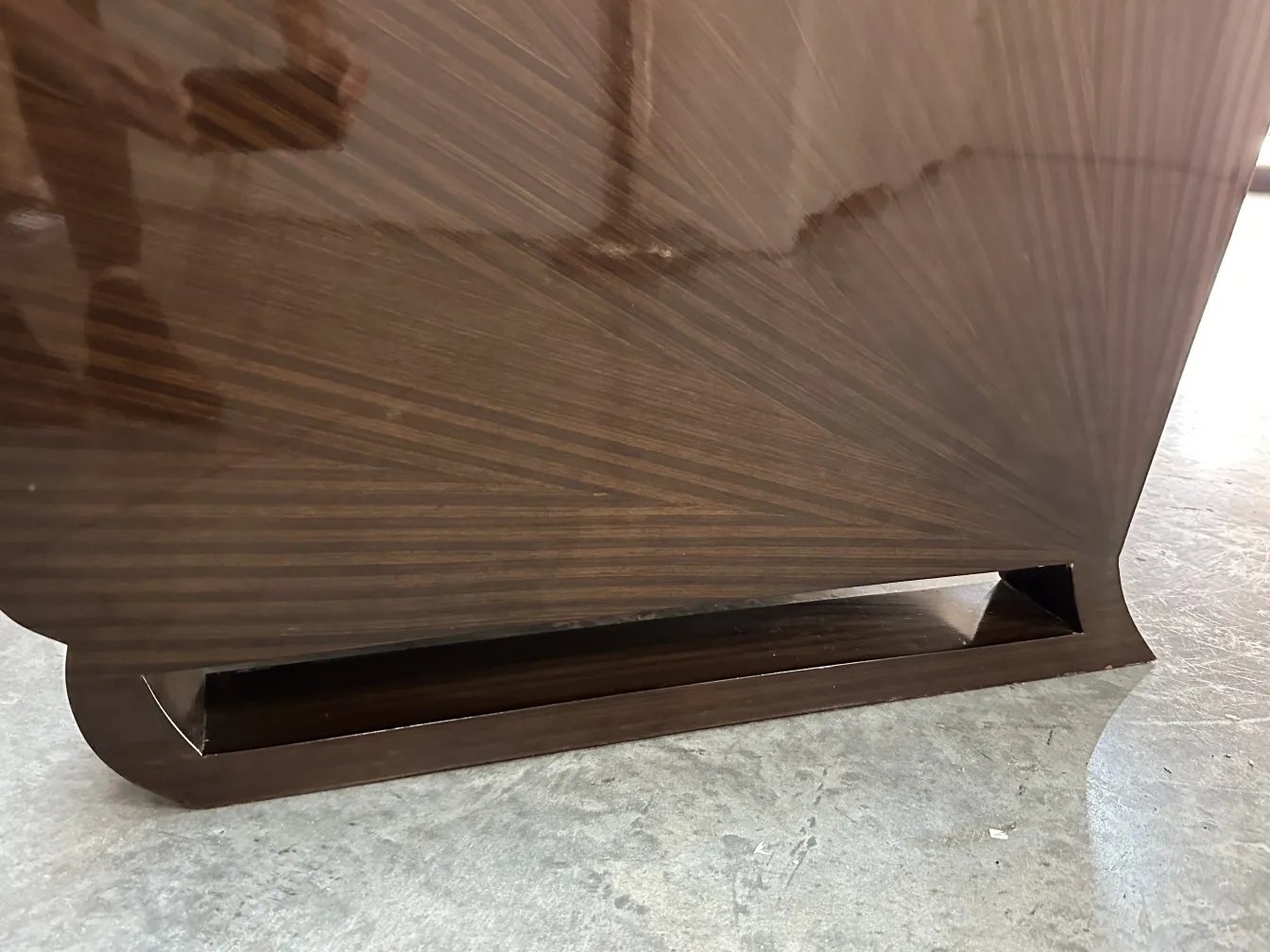 Duas poltronas antigas com design envolvente elegante, em um ambiente acolhedor.