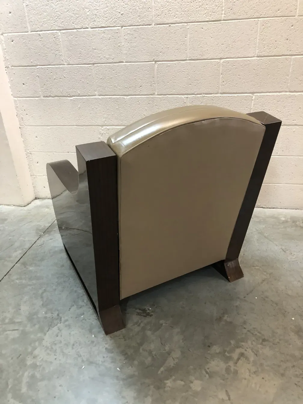 Dos sillones antiguos, con hermoso diseño, en un ambiente neutro.