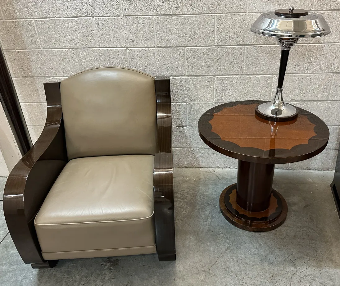 deux fauteuils anciens dans un cadre classique et confortable