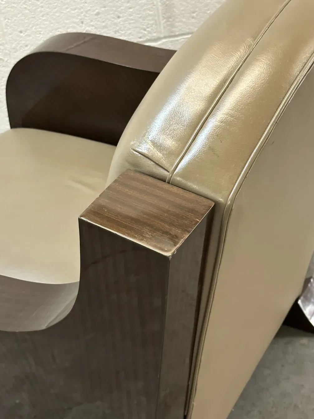 Deux fauteuils anciens au design élégant avec coussins, dans un cadre moderne.