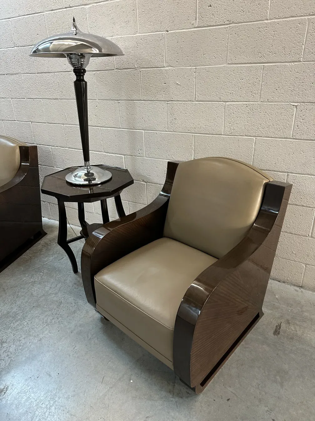 deux fauteuils anciens dans un cadre moderne