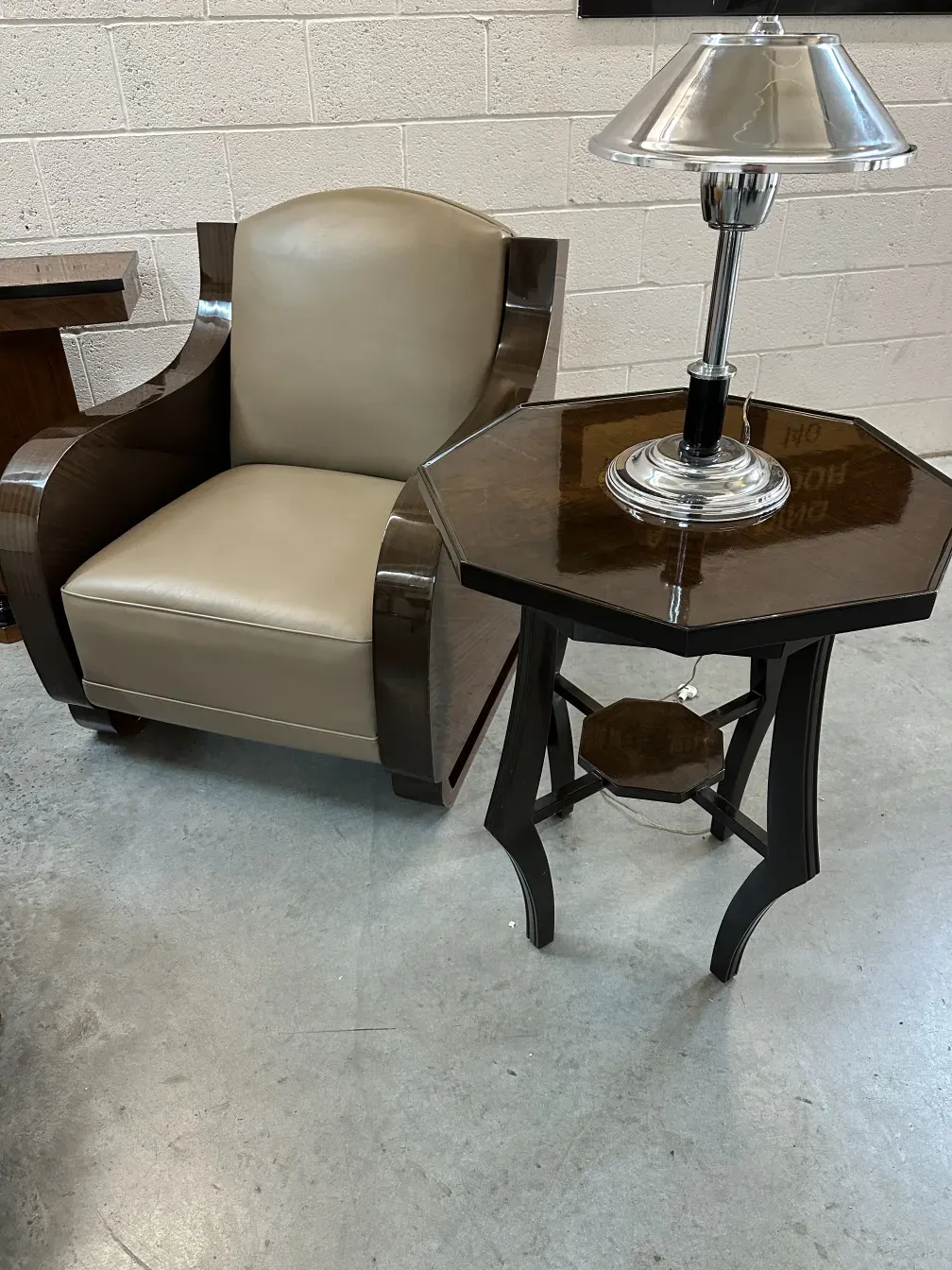 Vue de deux fauteuils anciens avec un design élégant dans un cadre accueillant.