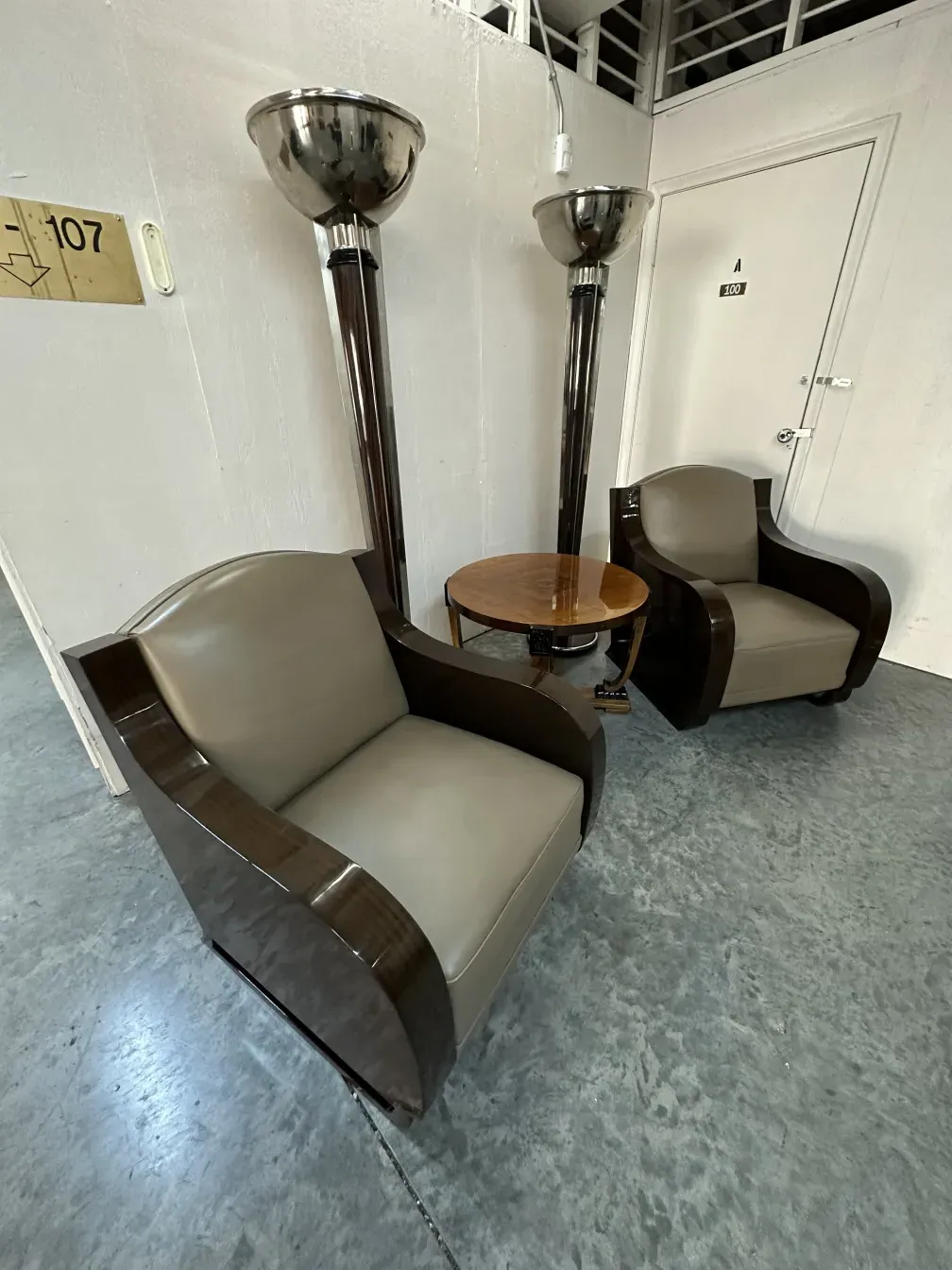 2 fauteuils anciens dans un environnement avec lampes et table