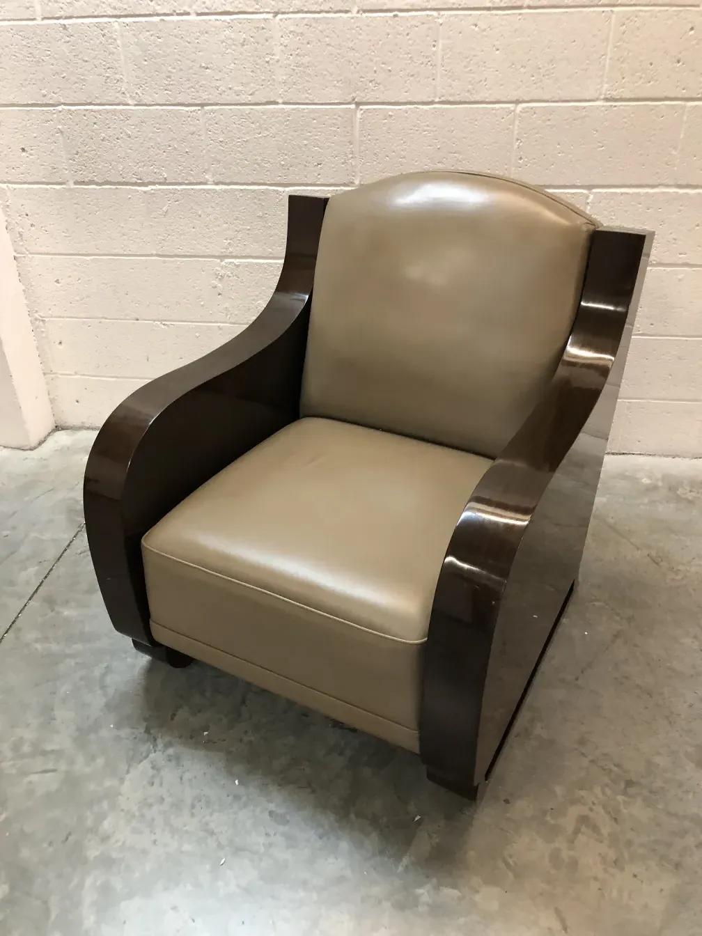 2 poltrone antiche con curve eleganti in un'ambientazione tranquilla