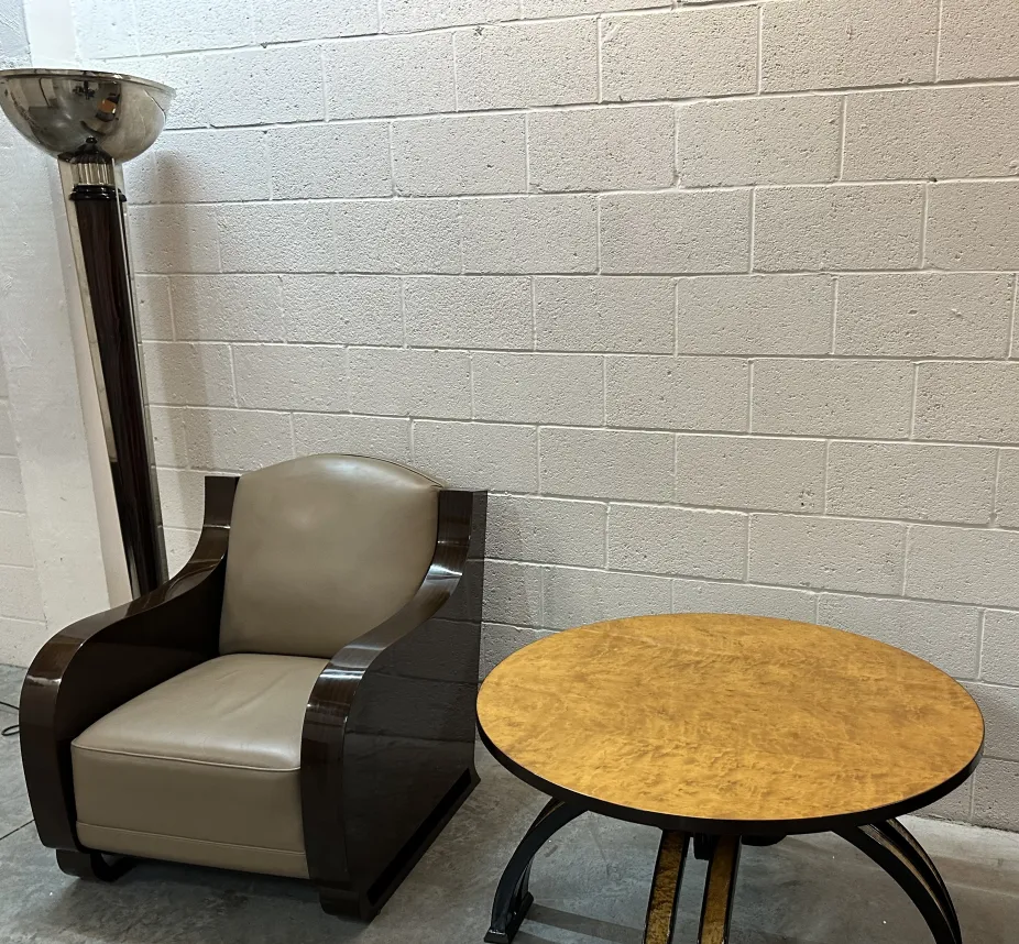 Dos sillones antiguos en un ambiente elegante con mesa auxiliar