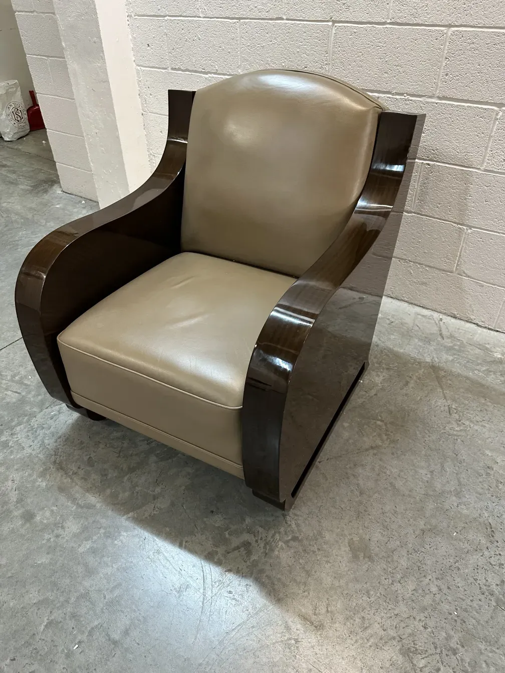 2 sillones antiguos con un diseño curvo, elegantes y únicos en un ambiente contemporáneo.