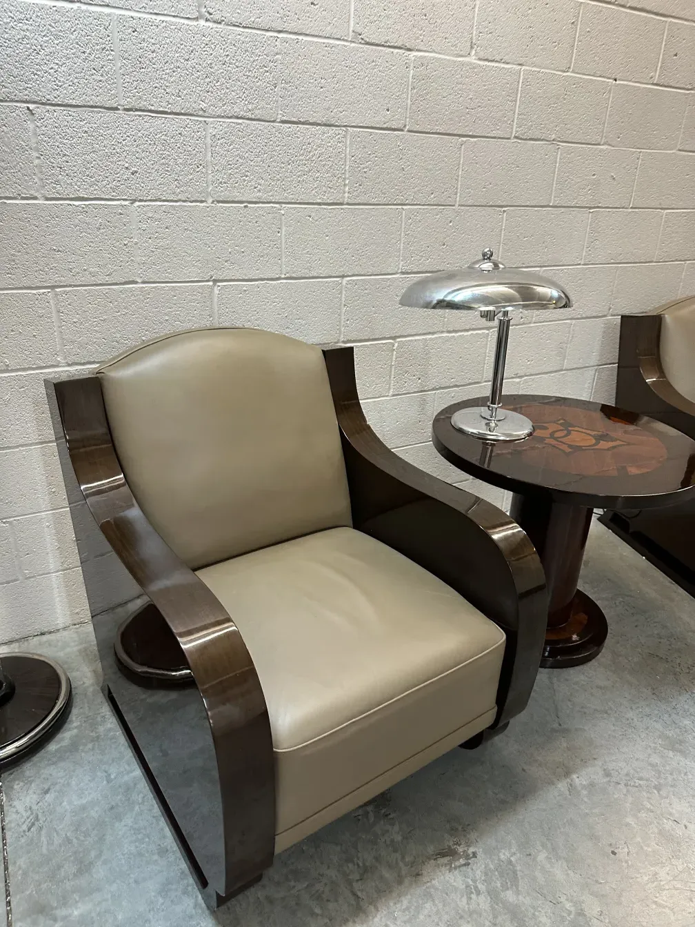 Duas poltronas antigas em um ambiente moderno, com um design confortável e limpo