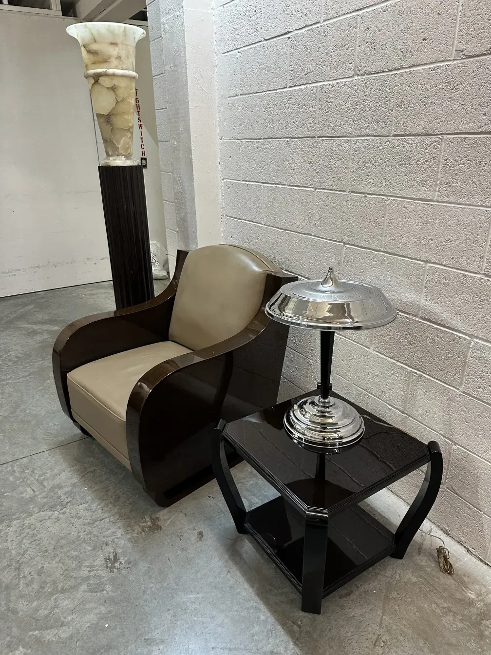 2 poltronas antigas com detalhes elegantes em uma sala