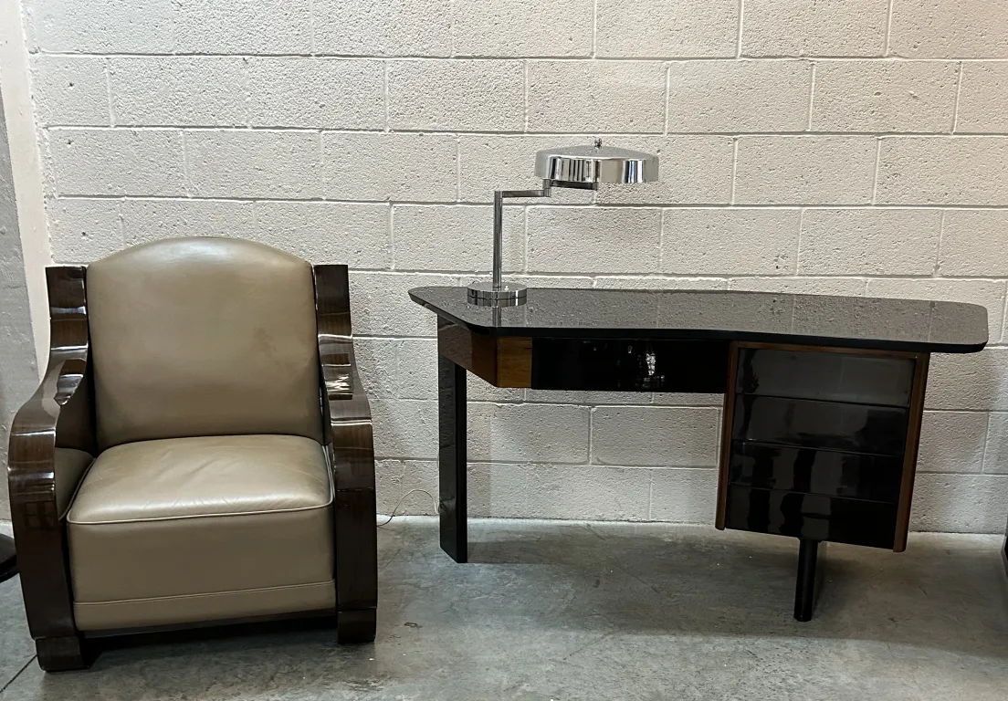 Duas poltronas antigas com design elegante em um ambiente moderno