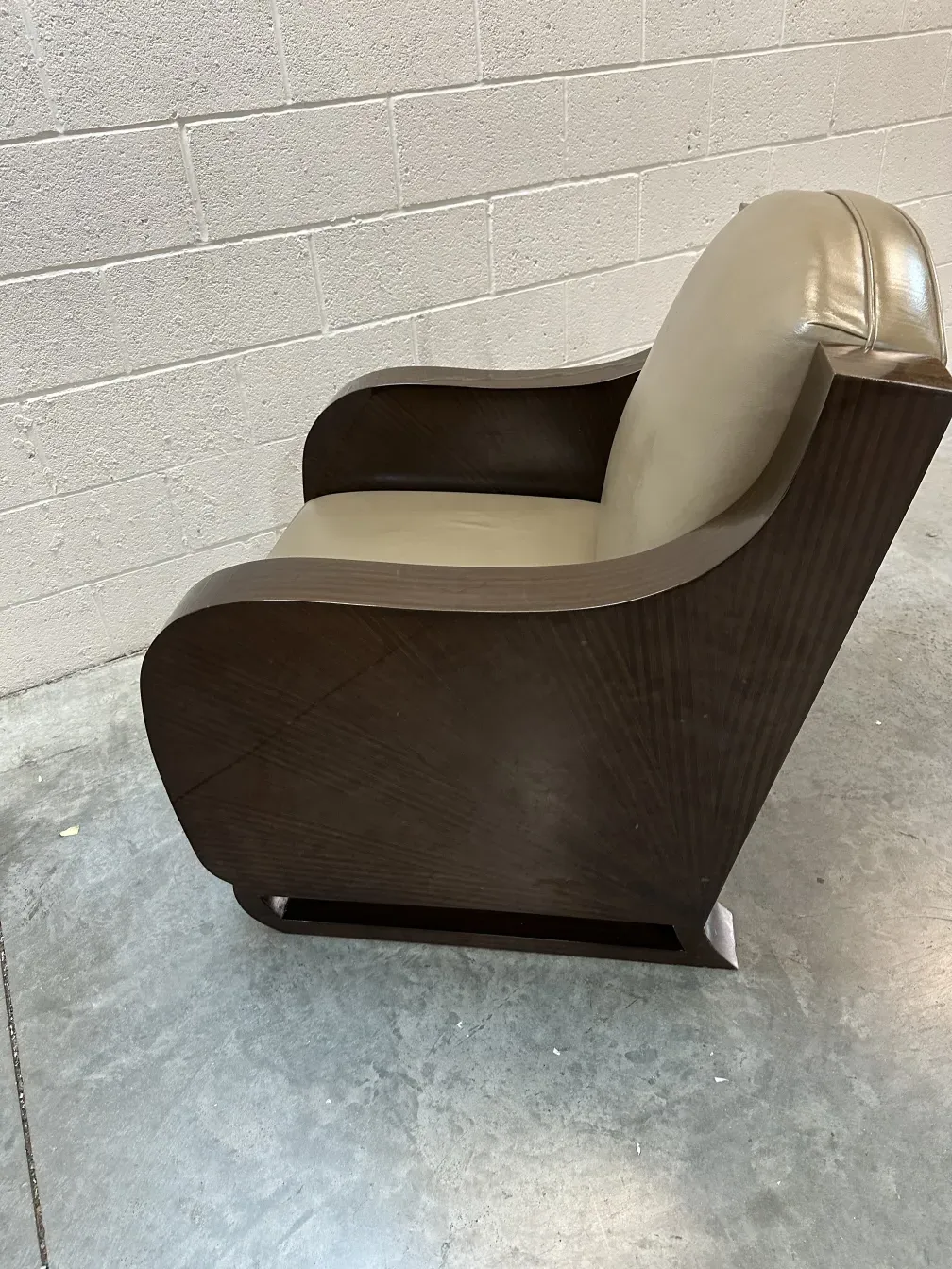 Vista lateral de 2 sillones antiguos con diseño elegante en ambiente neutro.