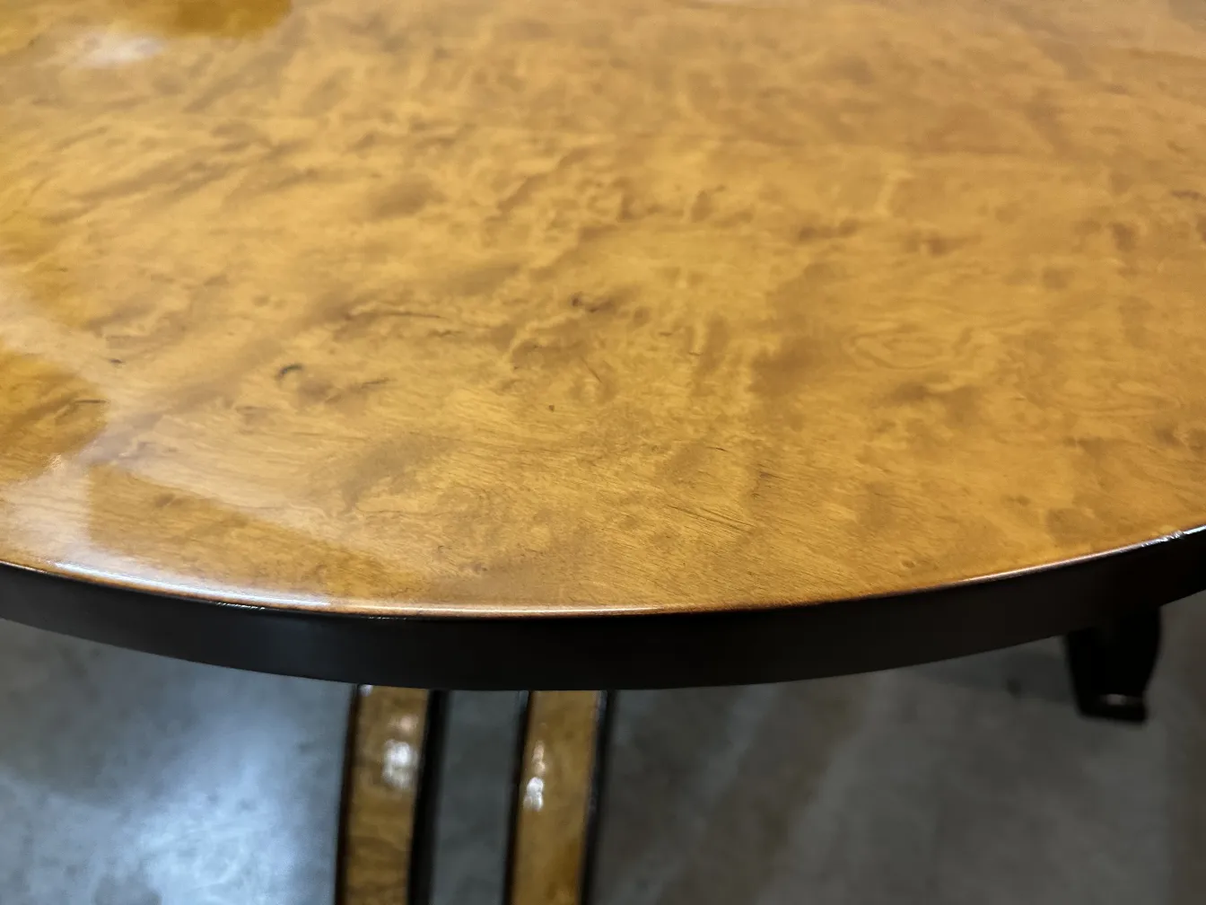 antiker runder couchtisch mit elegantem Design