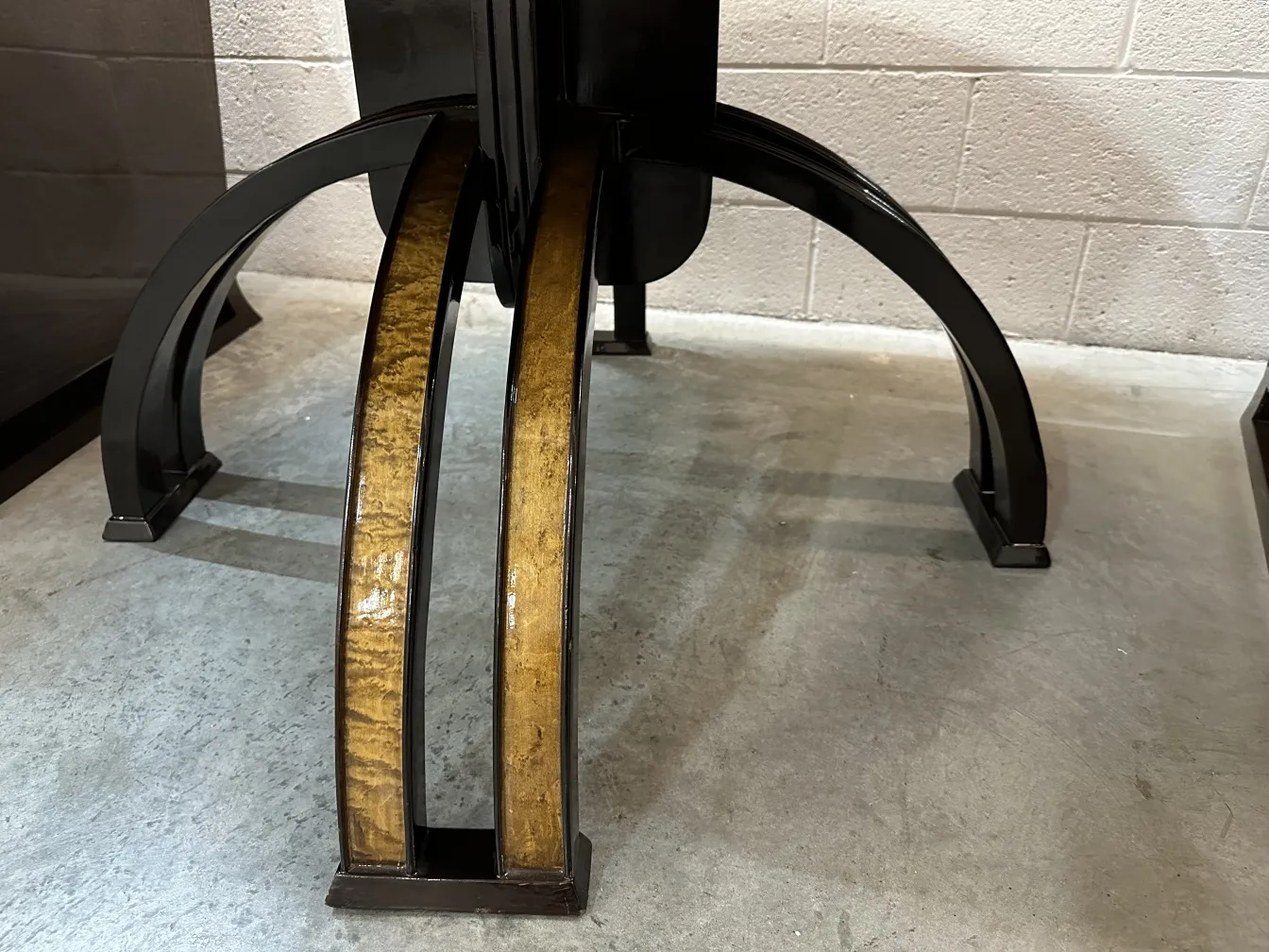 table basse antique avec base courbée et tons clairs dans l'ambiance