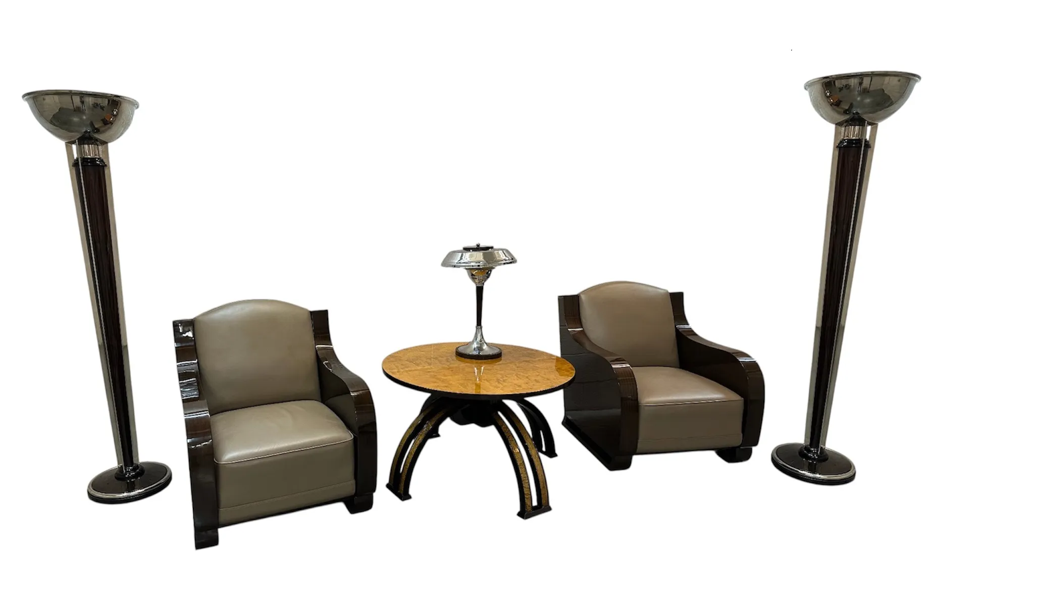 Mesa de centro antiga redonda com abajur e poltronas.