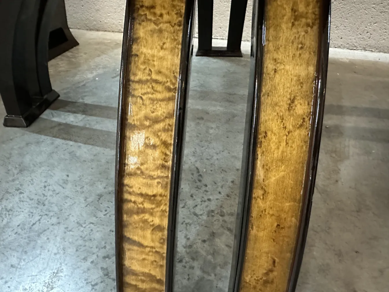 Mesa de centro antiga com design elegante, elementos brilhantes