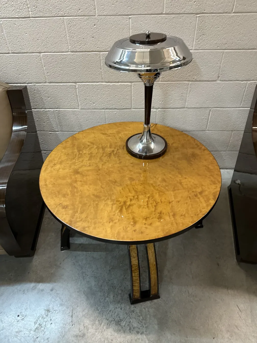 mesa ratona antigua de forma redonda y patas elegantes, rodeada de un ambiente acogedor