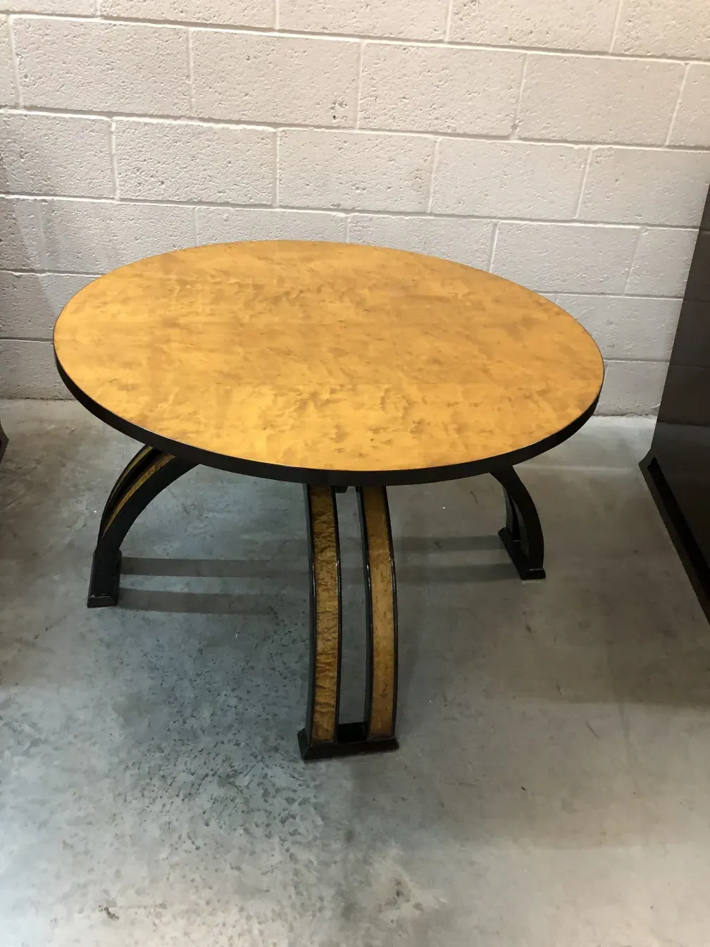 Table basse ronde antique avec design décoratif dans un cadre moderne.