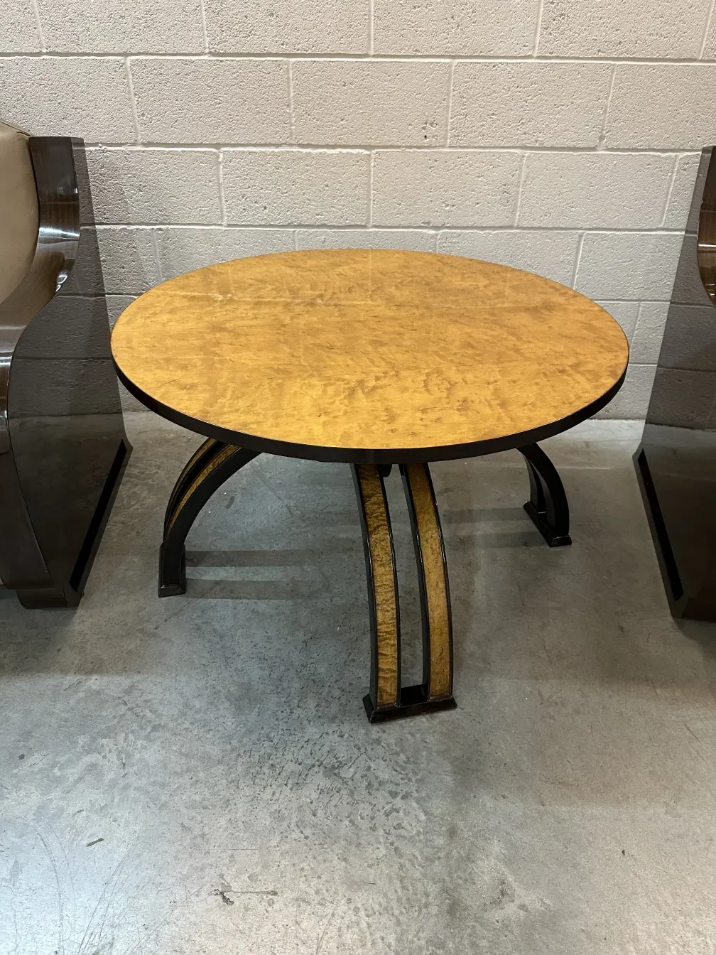 mesa de centro antiga redonda com base decorativa e ambiente elegante