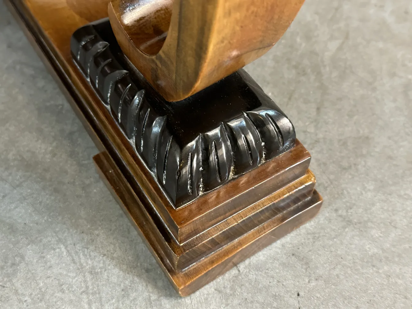 dettagli intricati della base di un tavolino da caffè antico