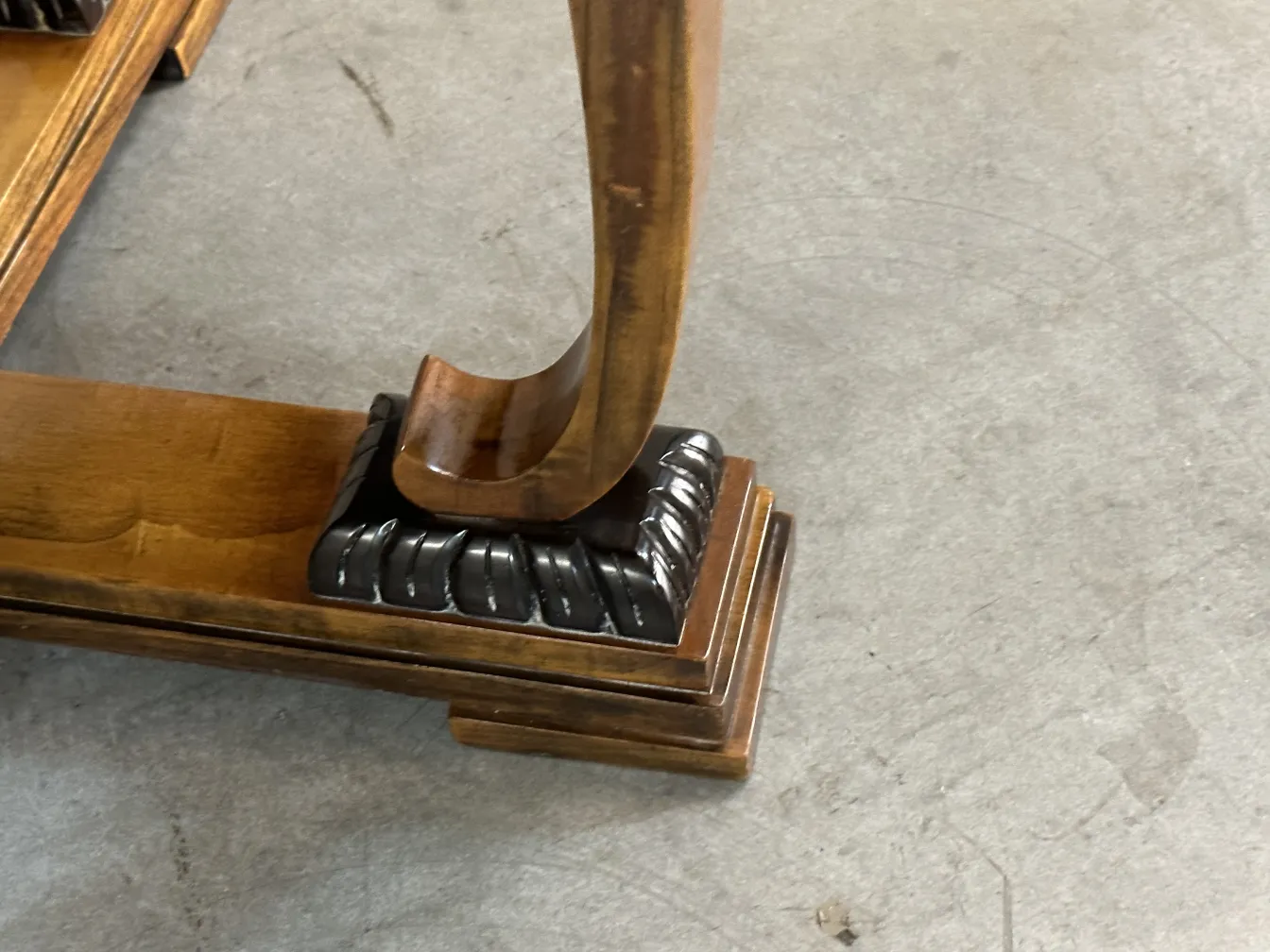 table basse antique, détails sculptés et base élégante